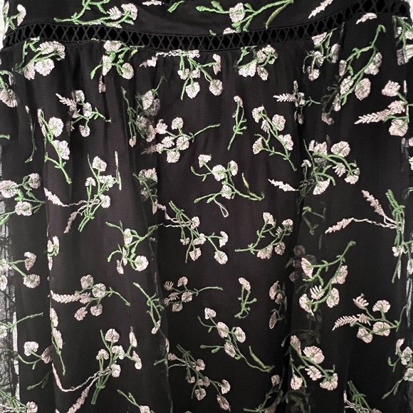 Cute floral dress made by Lulus. Great quality and only worn once. - Picture 4 of 5